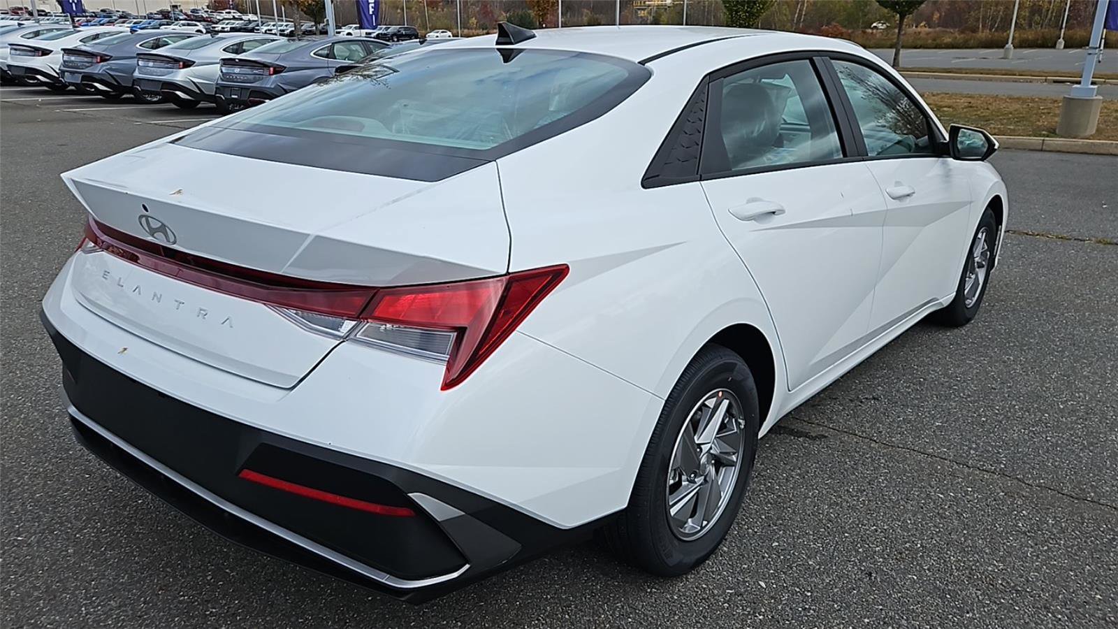 New 2025 Hyundai Elantra SE image 7