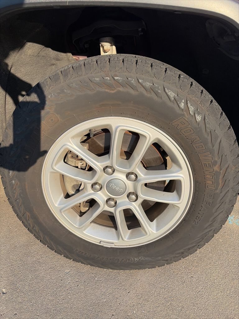 Used 2019 Jeep Grand Cherokee Laredo w/ Security & Convenience Group AWD/4WD image 18
