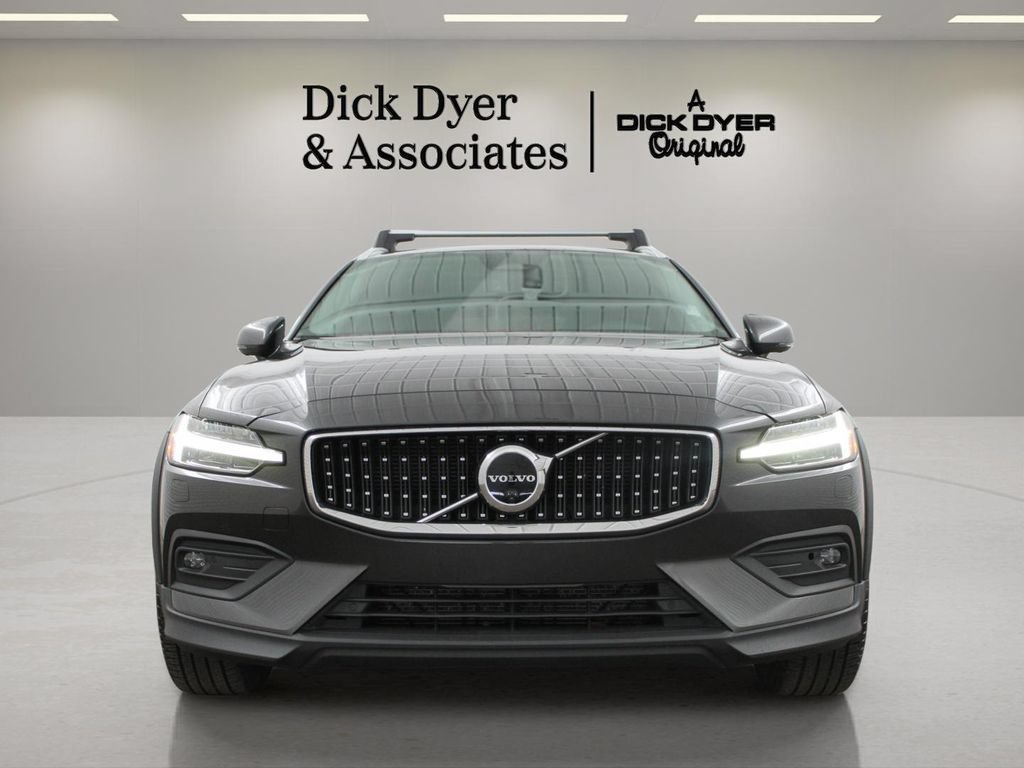 Certified 2023 Volvo V60 B5 Cross Country Plus w/ Climate Package AWD/4WD image 4