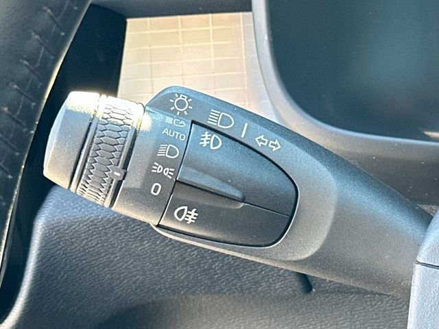 Used 2021 Volvo XC40 T4 Momentum w/ Premium Package image 9