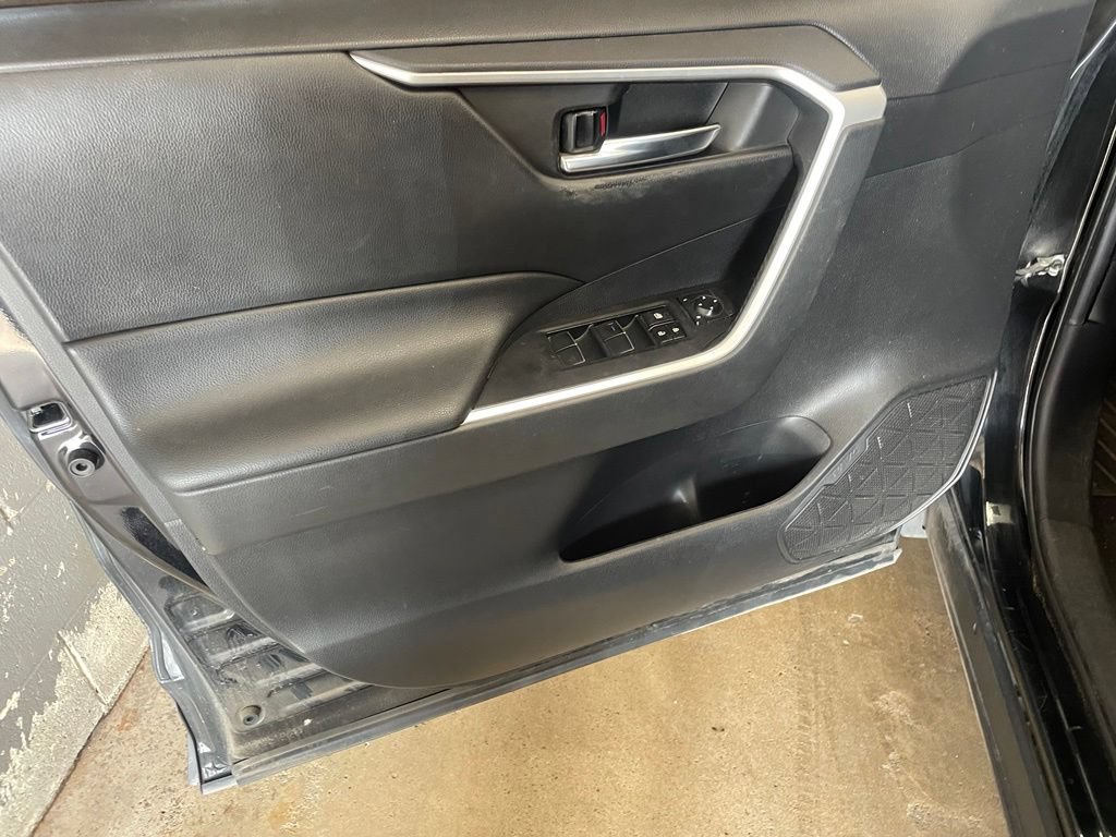 Used 2021 Toyota RAV4 XLE Premium FWD image 9