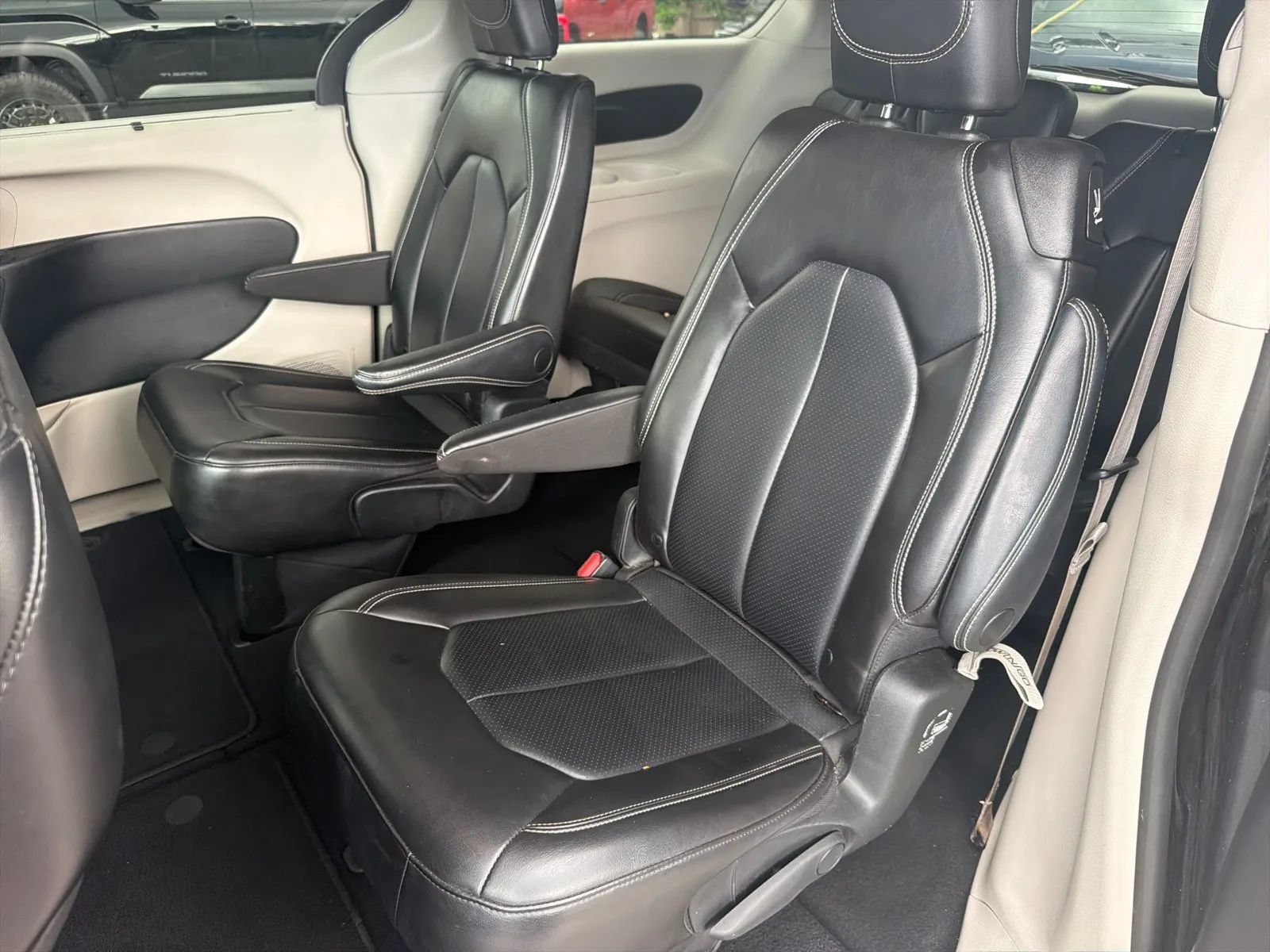 Used 2023 Chrysler Pacifica Touring-L FWD image 15