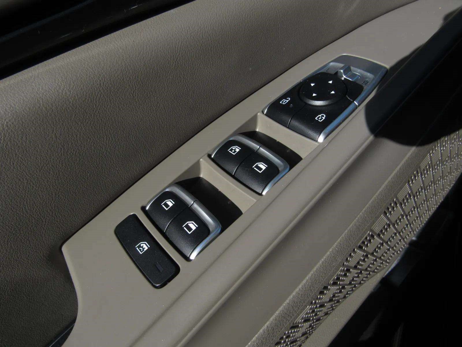 Used 2025 Kia Carnival FWD image 23