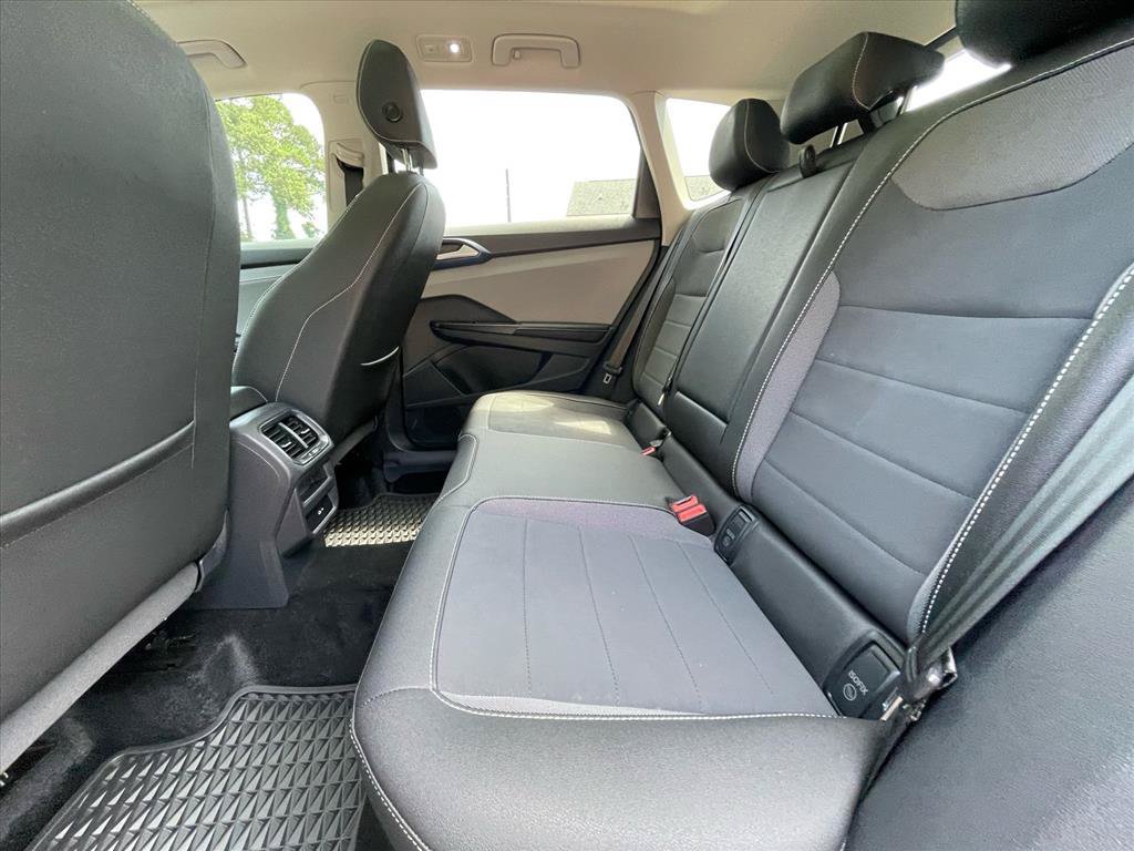Used 2024 Volkswagen Taos SE w/ Panoramic Sunroof Package FWD image 4
