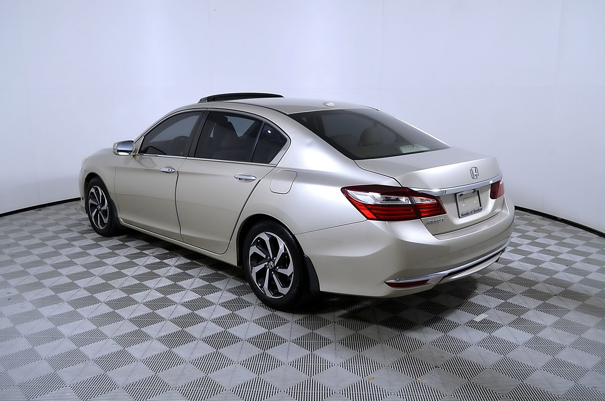 Used 2017 Honda Accord EX image 10