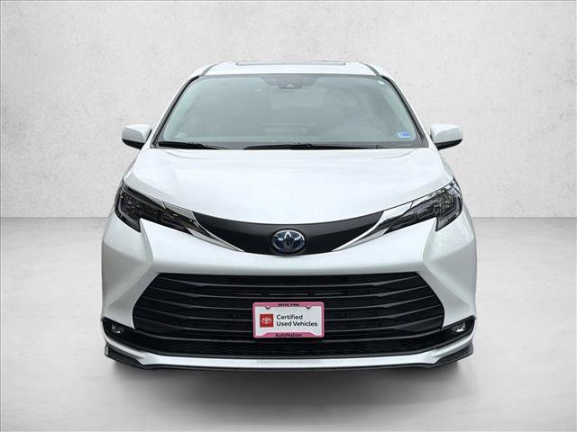 Used 2025 Toyota Sienna XLE AWD/4WD image 2