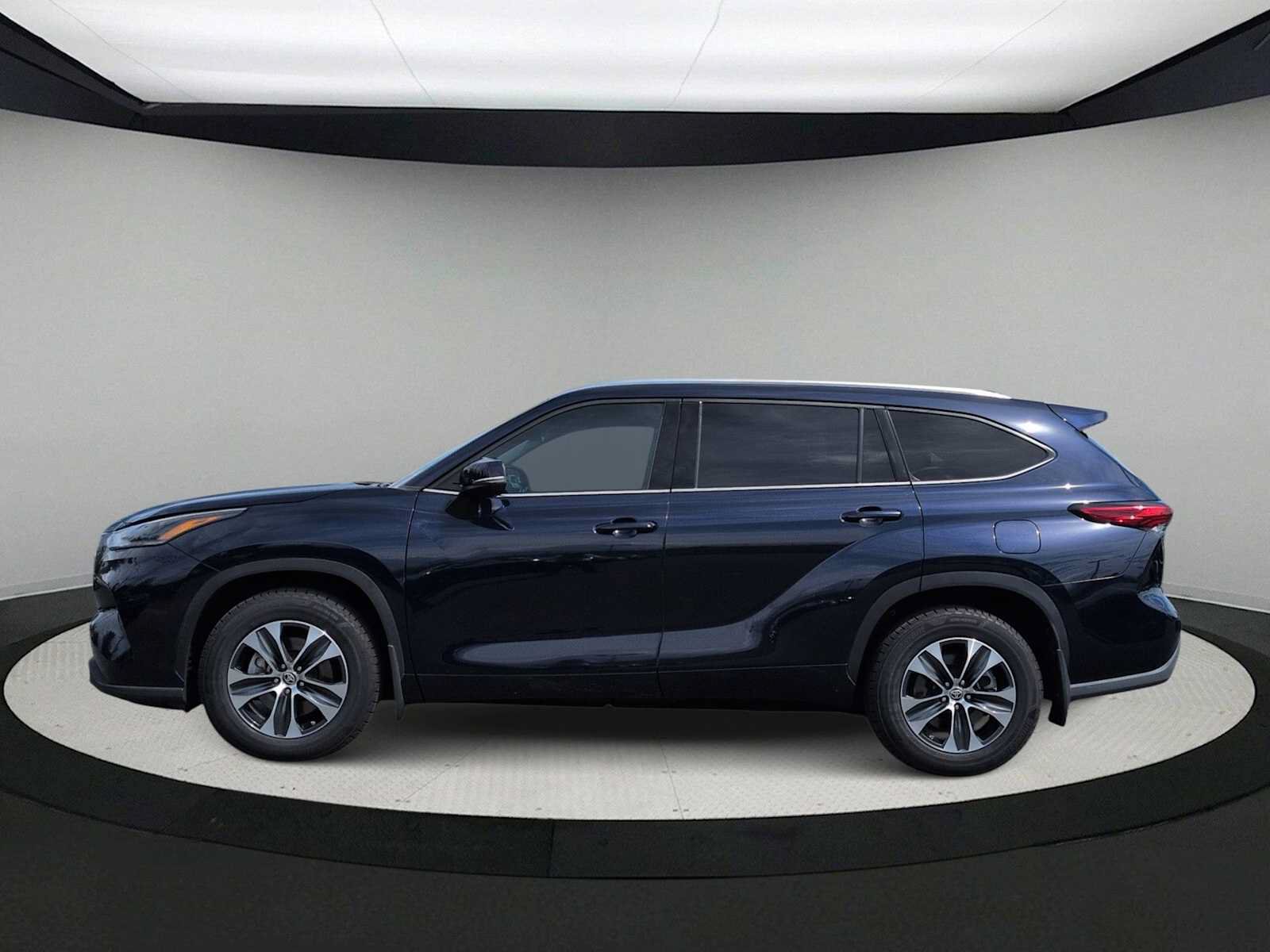 Used 2021 Toyota Highlander XLE AWD/4WD image 5