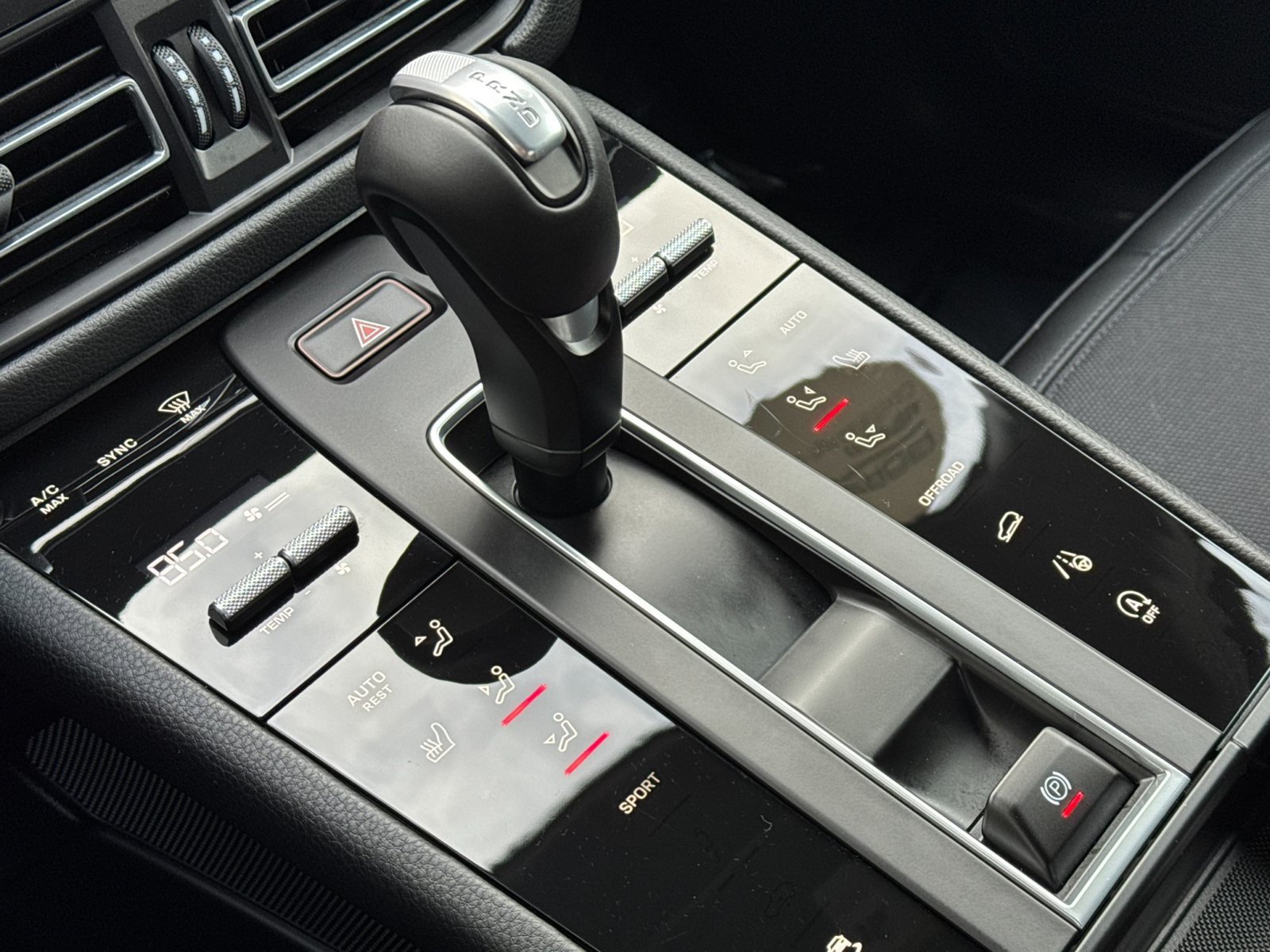 Certified 2026 Porsche Macan AWD/4WD image 25