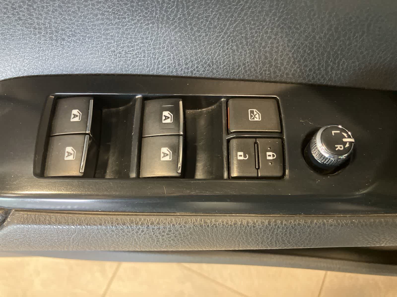 Used 2018 Toyota Camry FWD image 14
