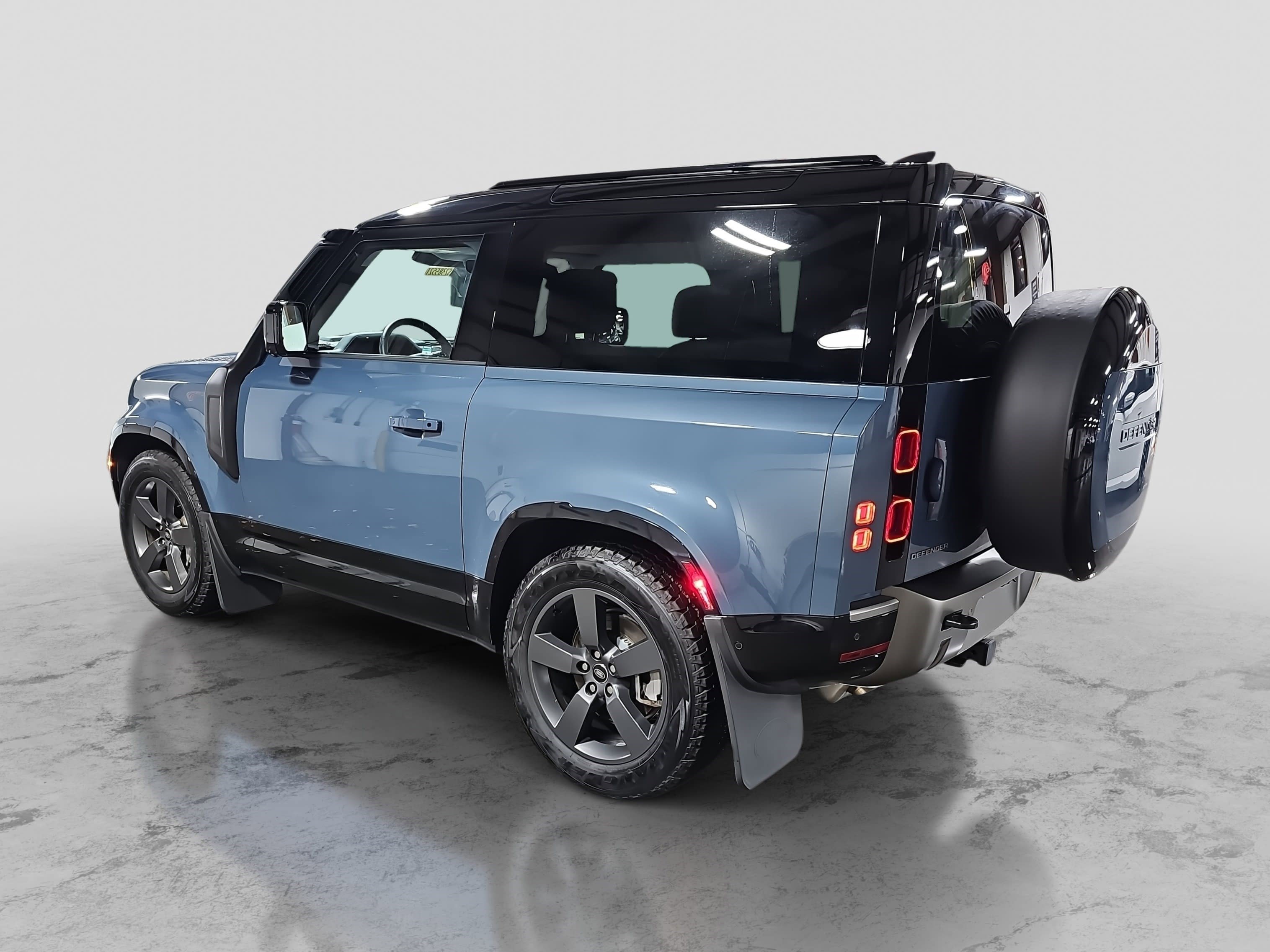 Used 2025 Land Rover Defender 90 X-Dynamic SE image 7