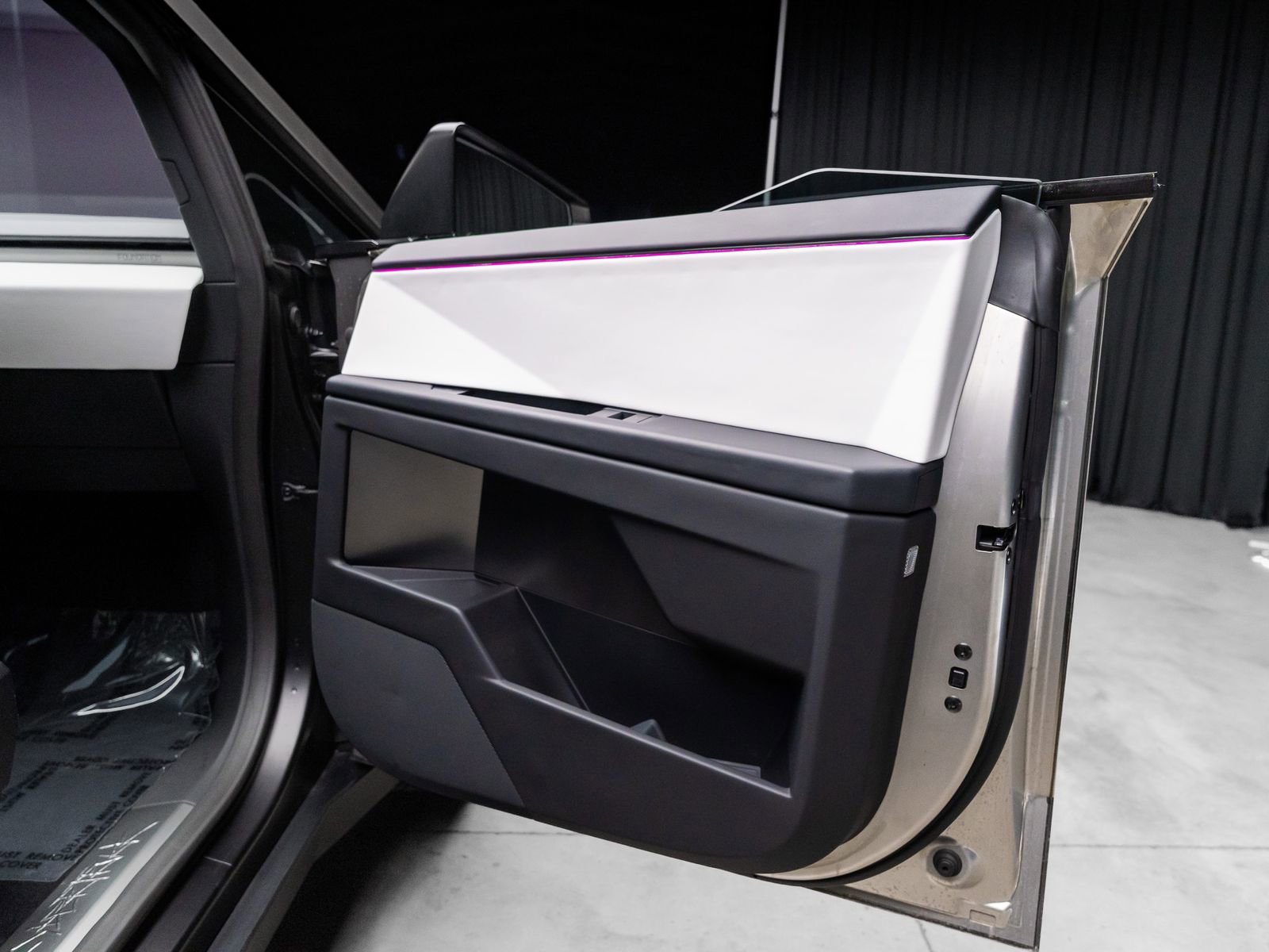 Used 2024 Tesla Cybertruck AWD Crew Cab image 42