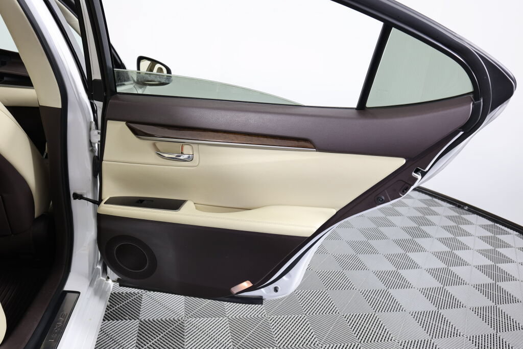 Used 2016 Lexus ES 300h w/ Luxury Package w/Wood Trim FWD image 22