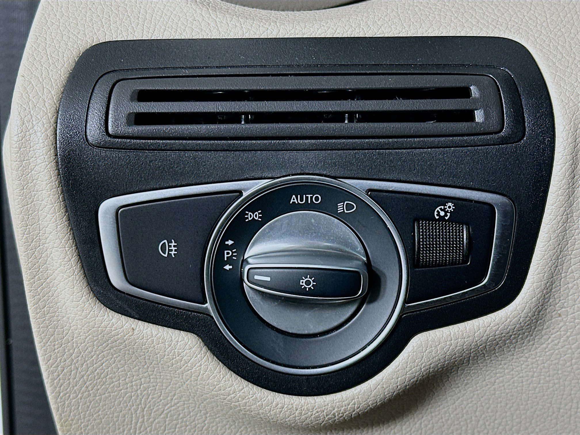 Used 2022 Mercedes-Benz GLC 300 4MATIC w/ Premium Package Lite image 17