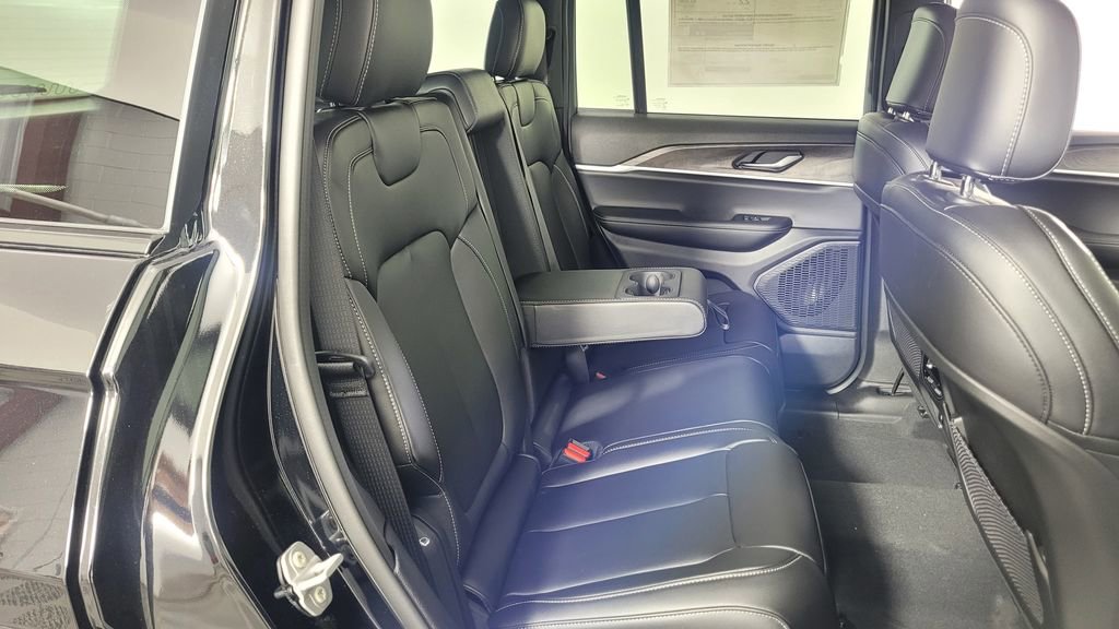 New 2025 Jeep Grand Cherokee Limited w/ Black Appearance Package image 32