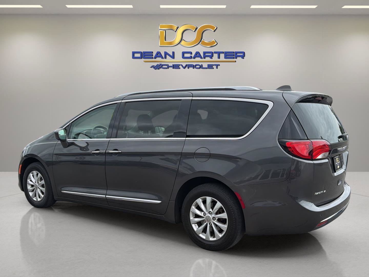 Used 2019 Chrysler Pacifica Touring-L FWD image 3