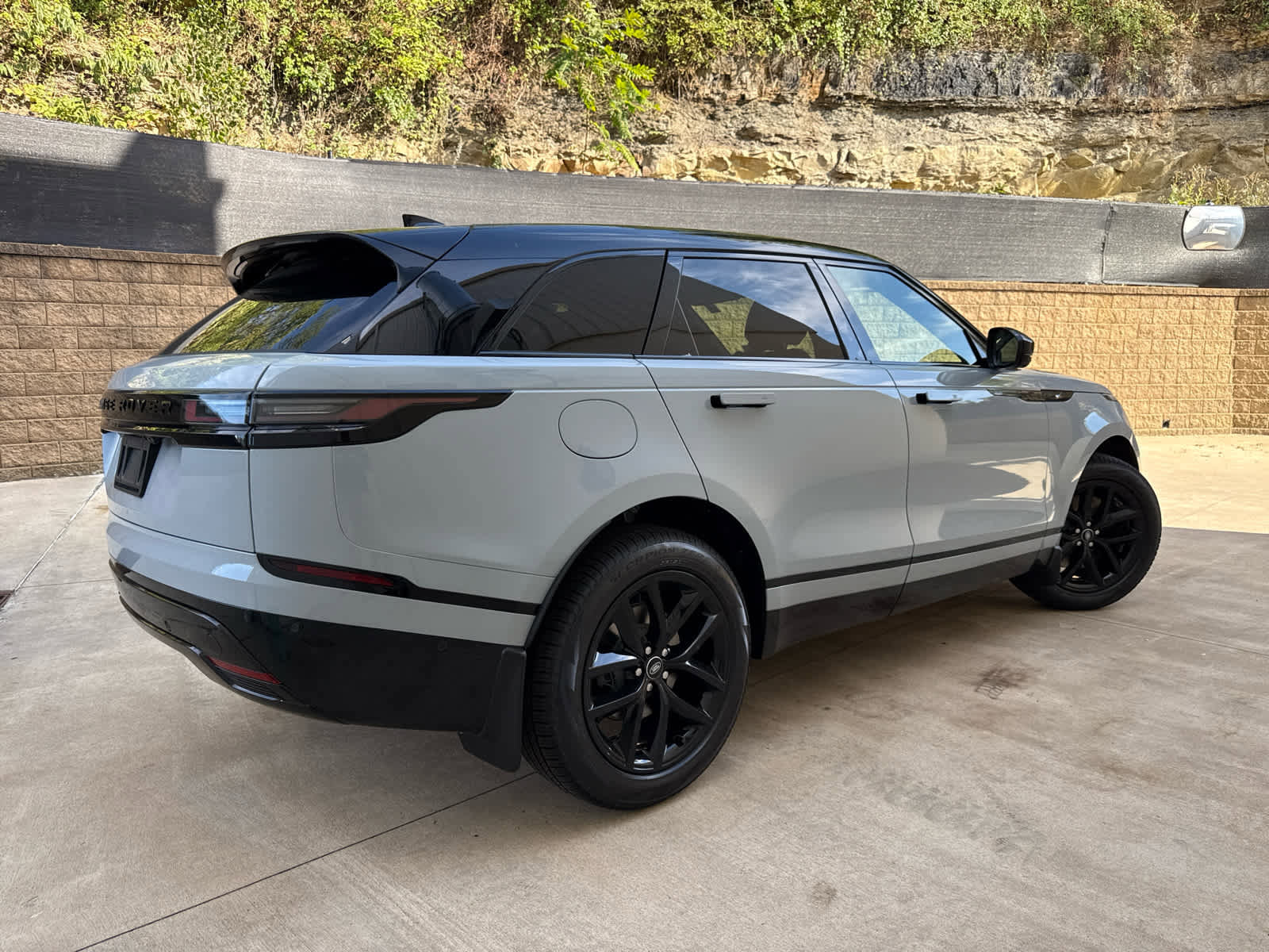 New 2026 Land Rover Range Rover Velar Dynamic SE image 3