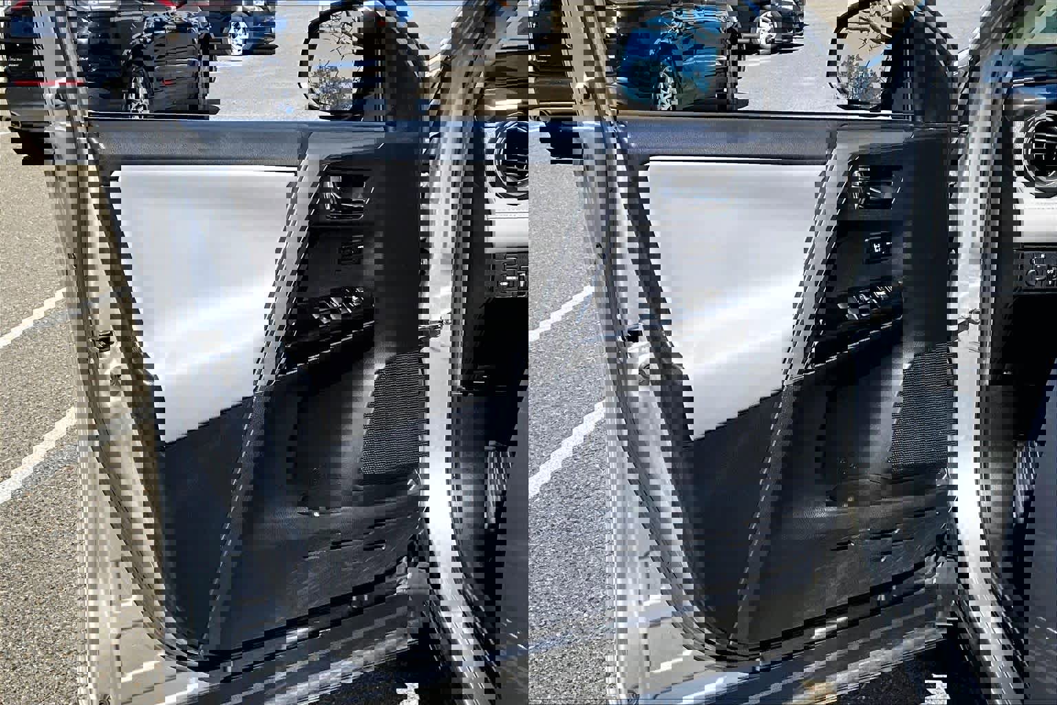 Used 2018 Toyota RAV4 Limited w/ Advanced Technology Package image 21