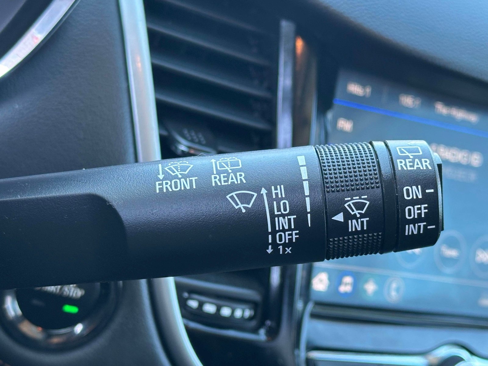 Used 2022 Chevrolet Trax LT w/ LT Convenience Package image 25