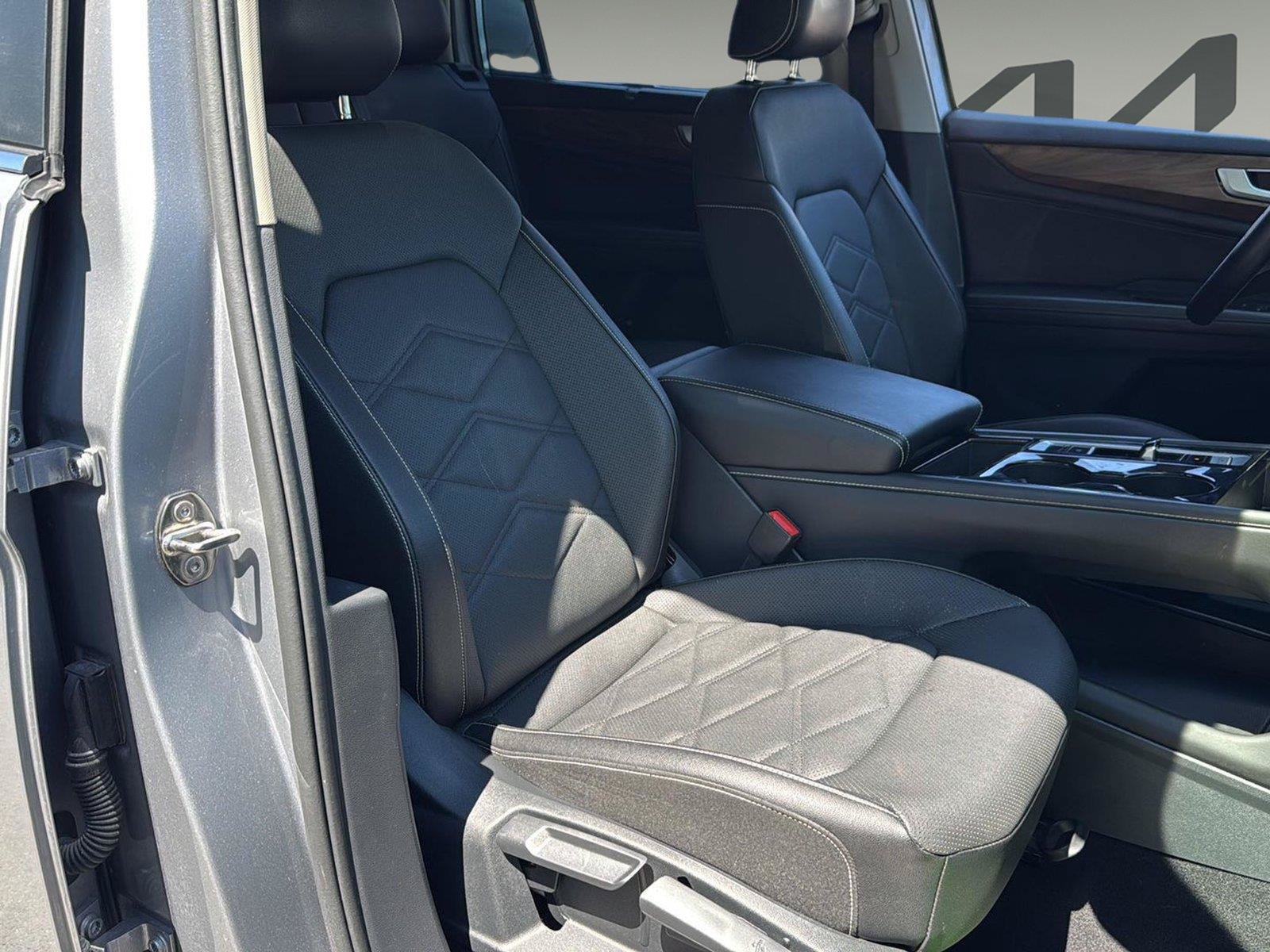 Used 2025 Volkswagen Atlas SE AWD/4WD image 33