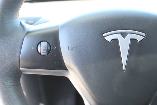 Used 2022 Tesla Model Y Long Range AWD/4WD image 18