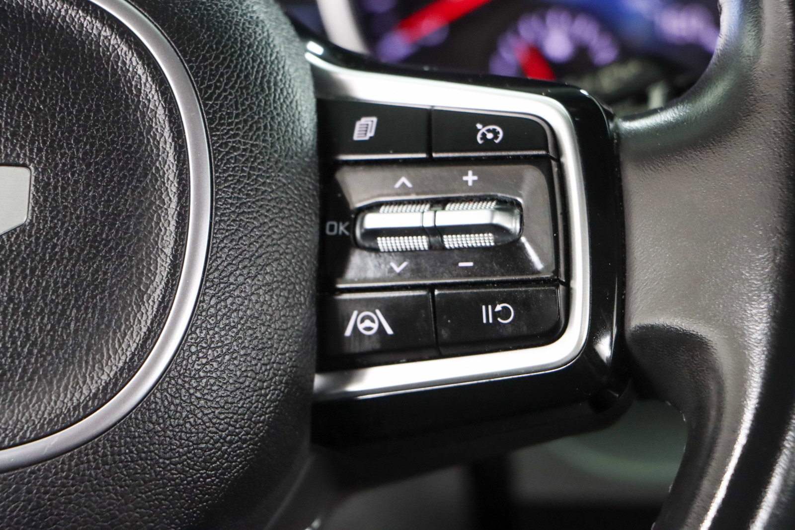 Used 2023 Kia Carnival LX FWD image 14