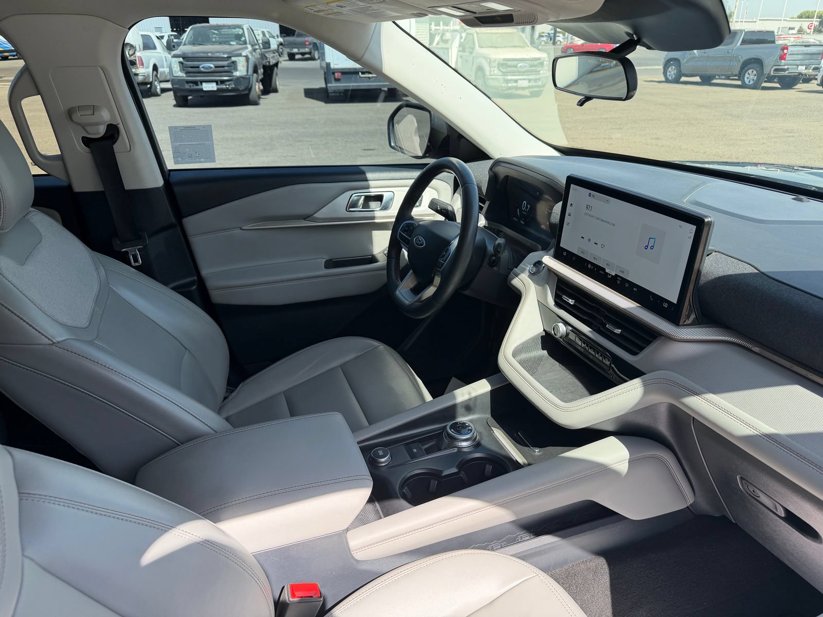 Used 2025 Ford Explorer Active w/ Active Comfort Package RWD image 19