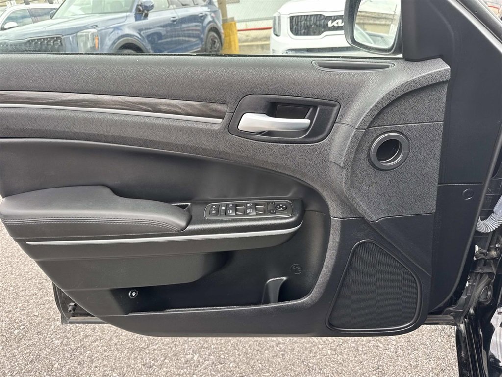 Used 2022 Chrysler 300 Touring w/ Sport Appearance Package image 34