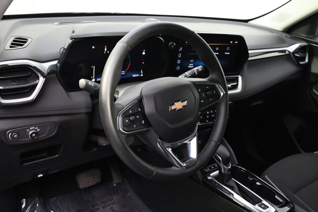 Used 2025 Chevrolet TrailBlazer LT w/ Convenience Package AWD/4WD image 11