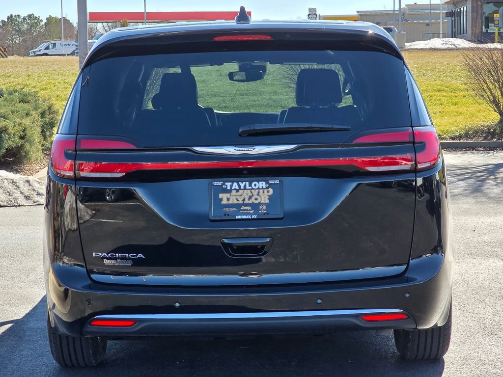 Used 2025 Chrysler Pacifica Select image 6