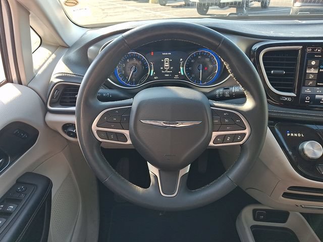 Used 2023 Chrysler Pacifica Touring-L AWD/4WD image 19
