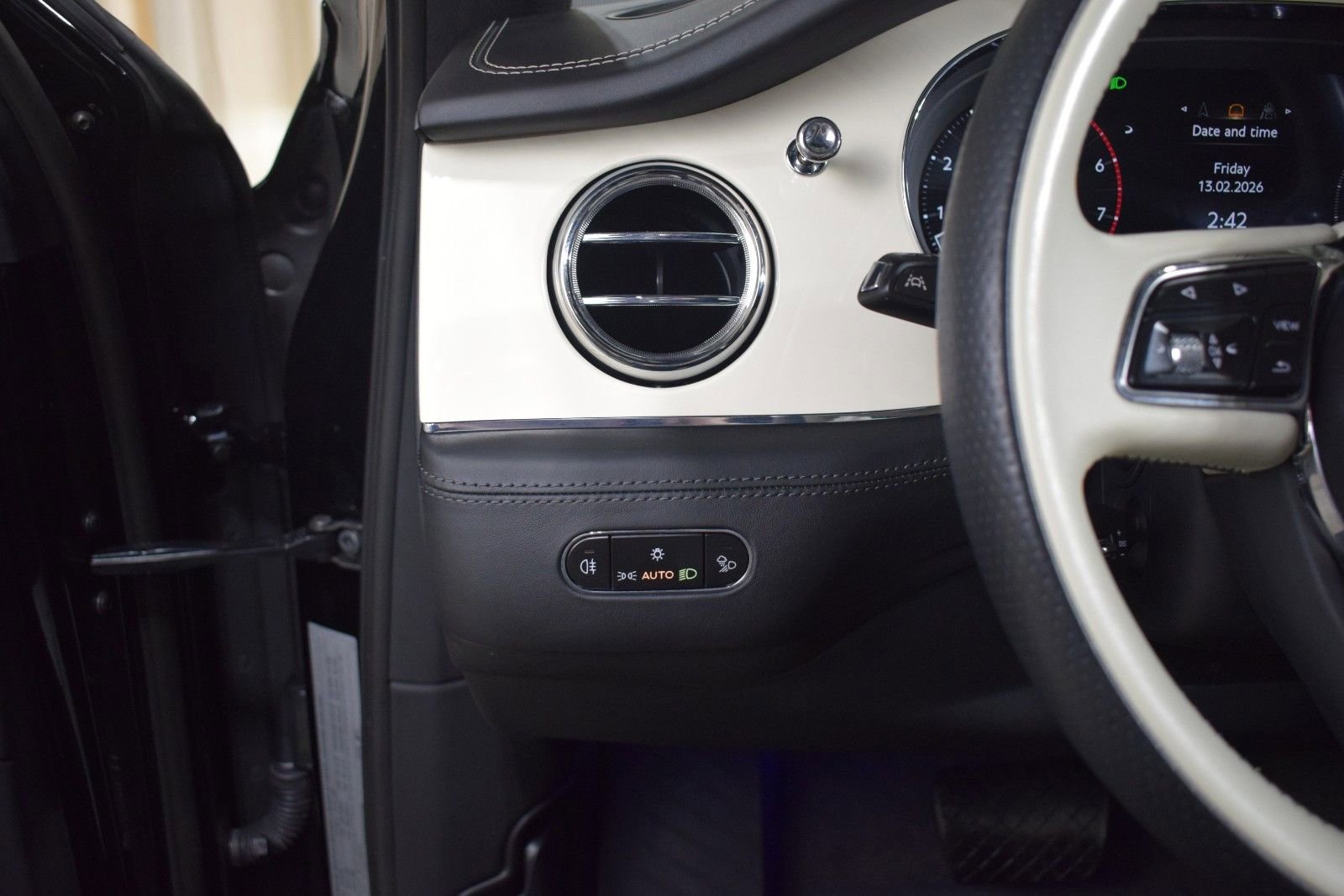 Certified 2024 Bentley Bentayga image 28