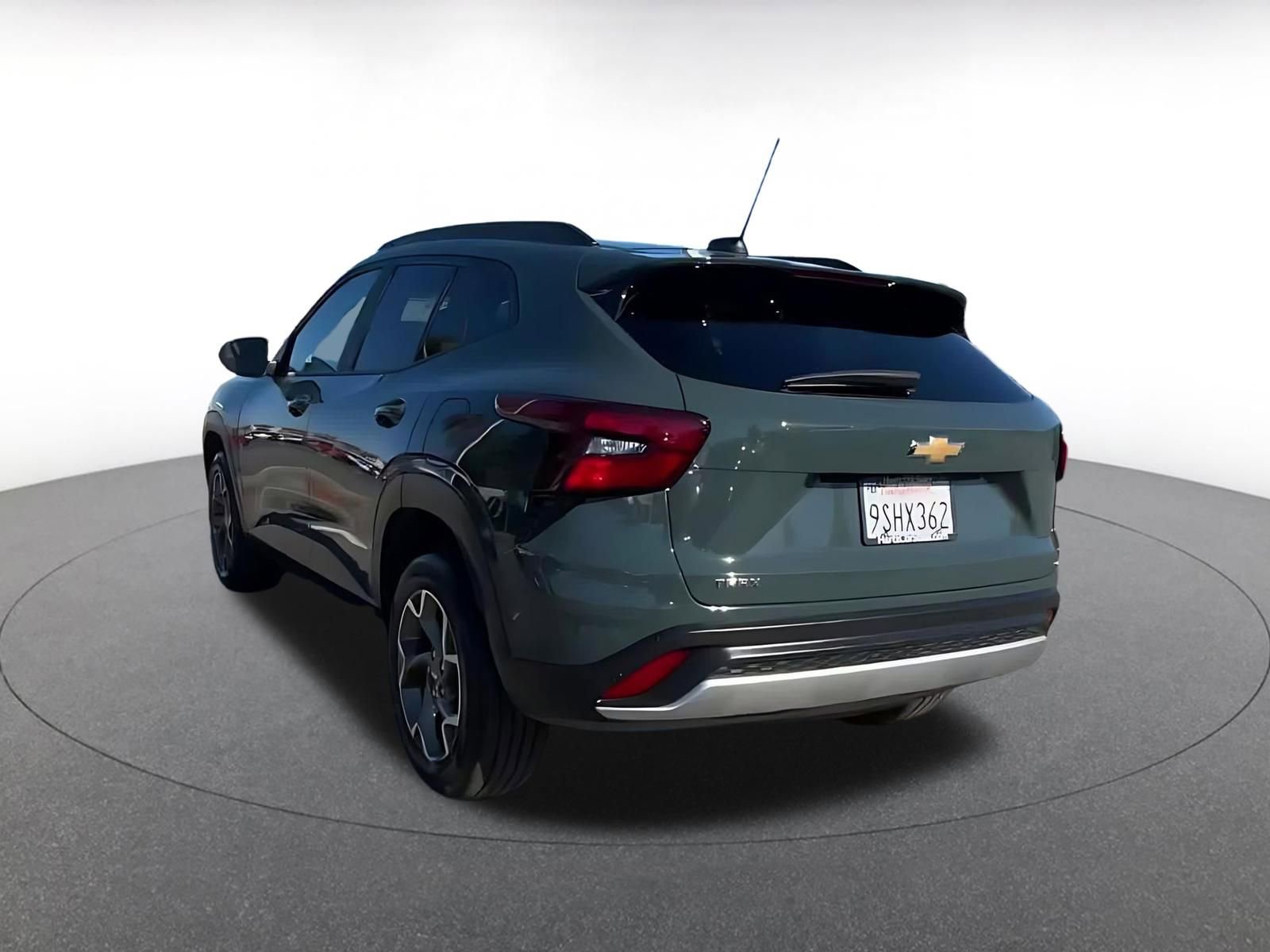 Used 2025 Chevrolet Trax LT FWD image 11