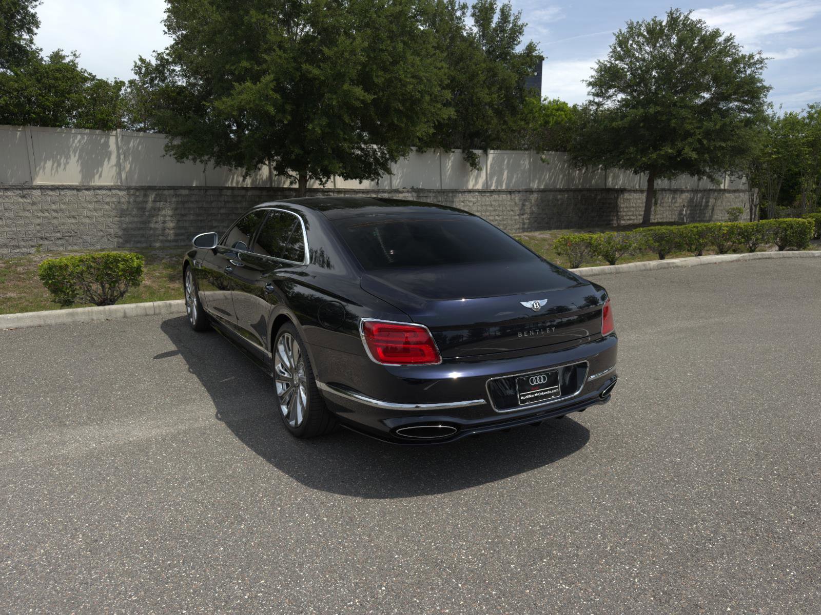 Used 2025 Bentley Flying Spur Plug-In Hybrid AWD/4WD image 4