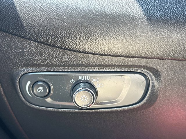 Used 2020 Chevrolet Equinox LT w/ LPO, Floor Liner Package FWD image 28