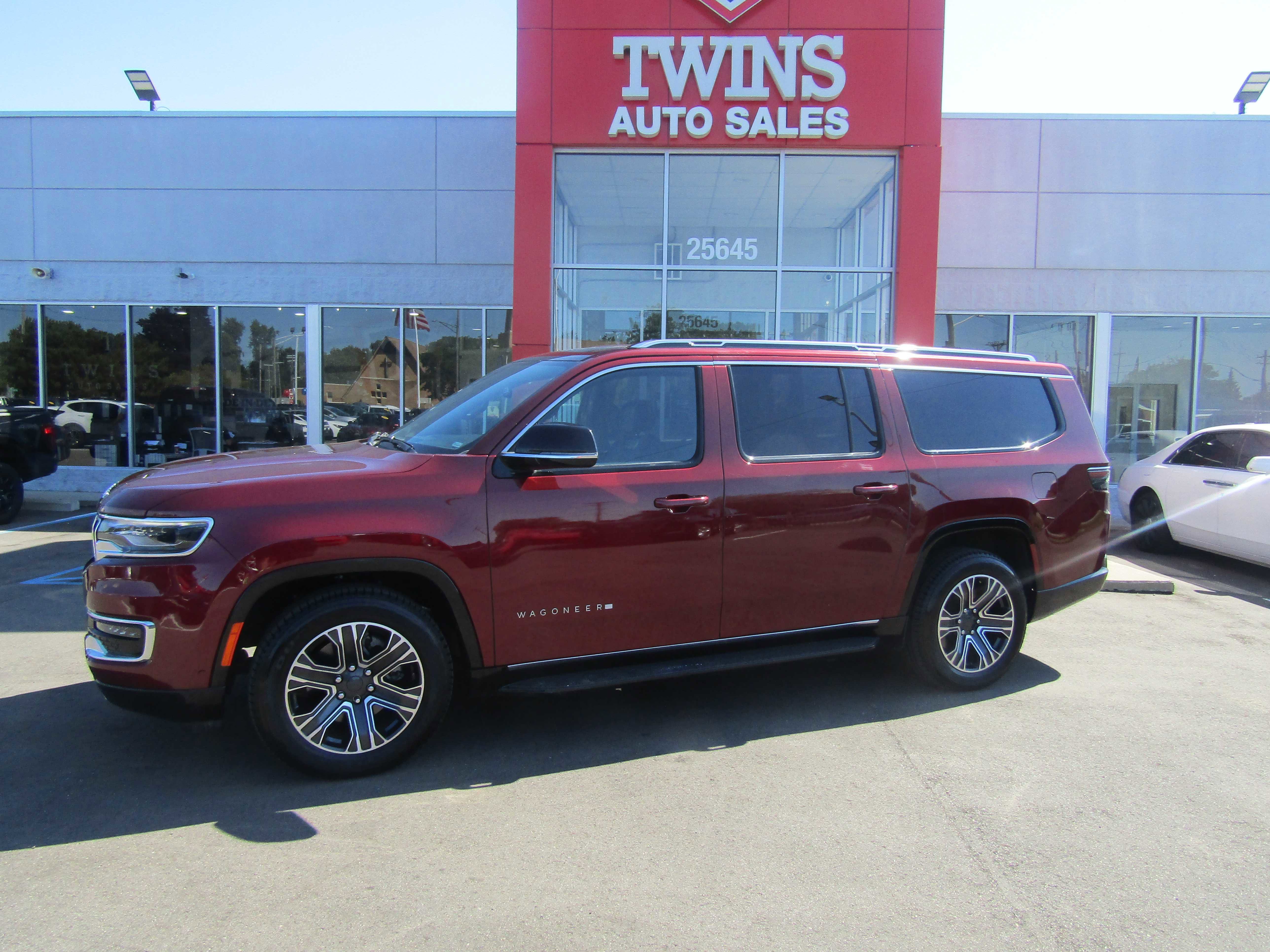 Used 2024 Jeep Wagoneer L Series II w/ Flexible Seating Group image 2