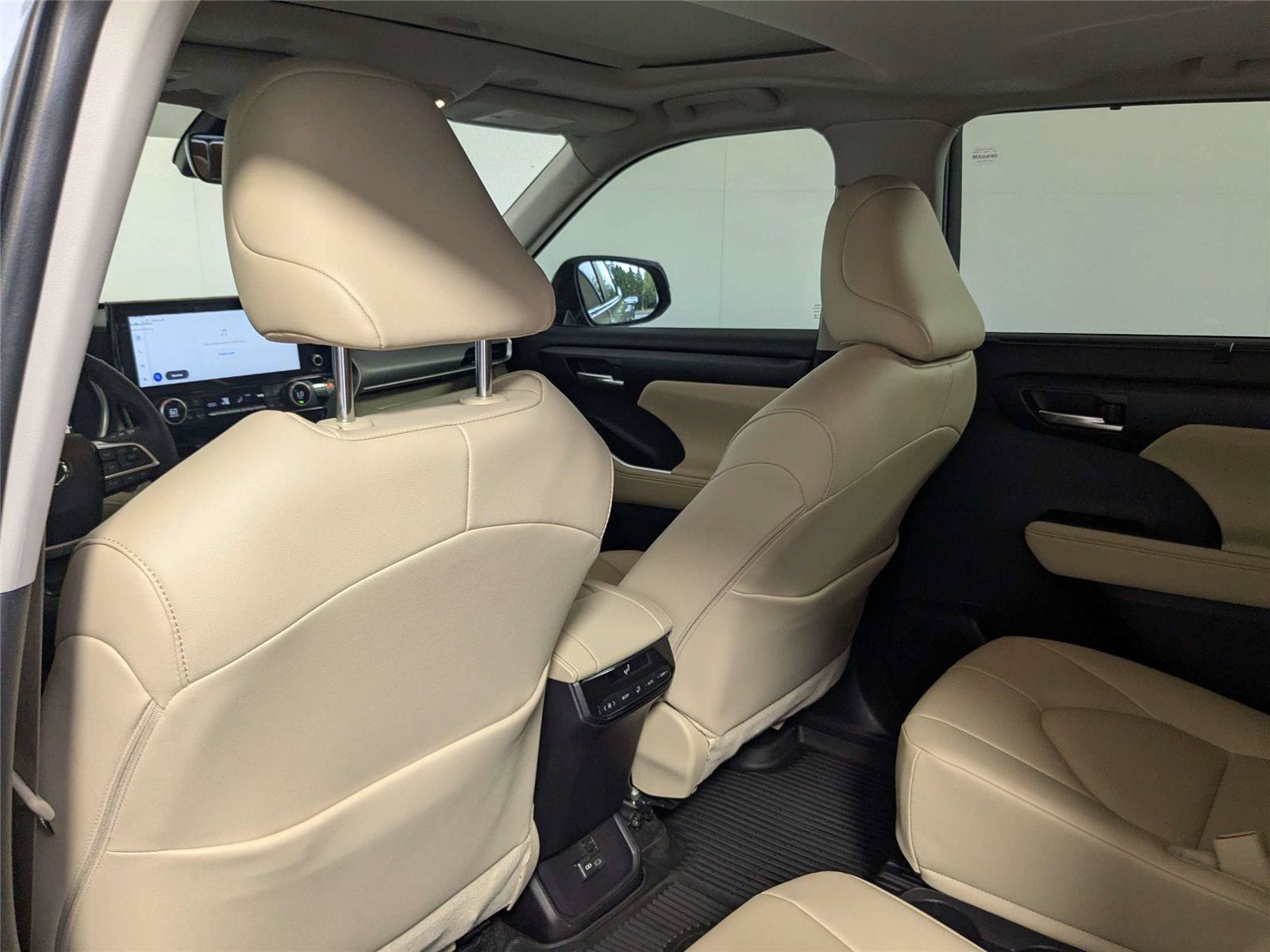 Certified 2025 Toyota Highlander XLE FWD image 37