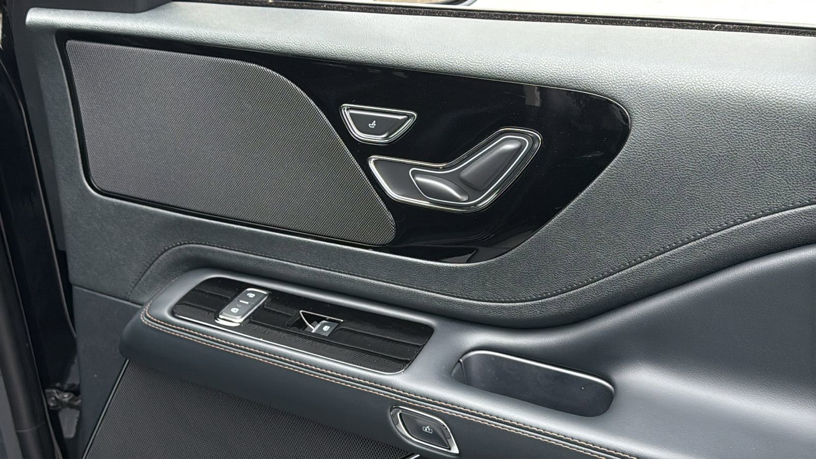 New 2026 Lincoln Aviator AWD image 7