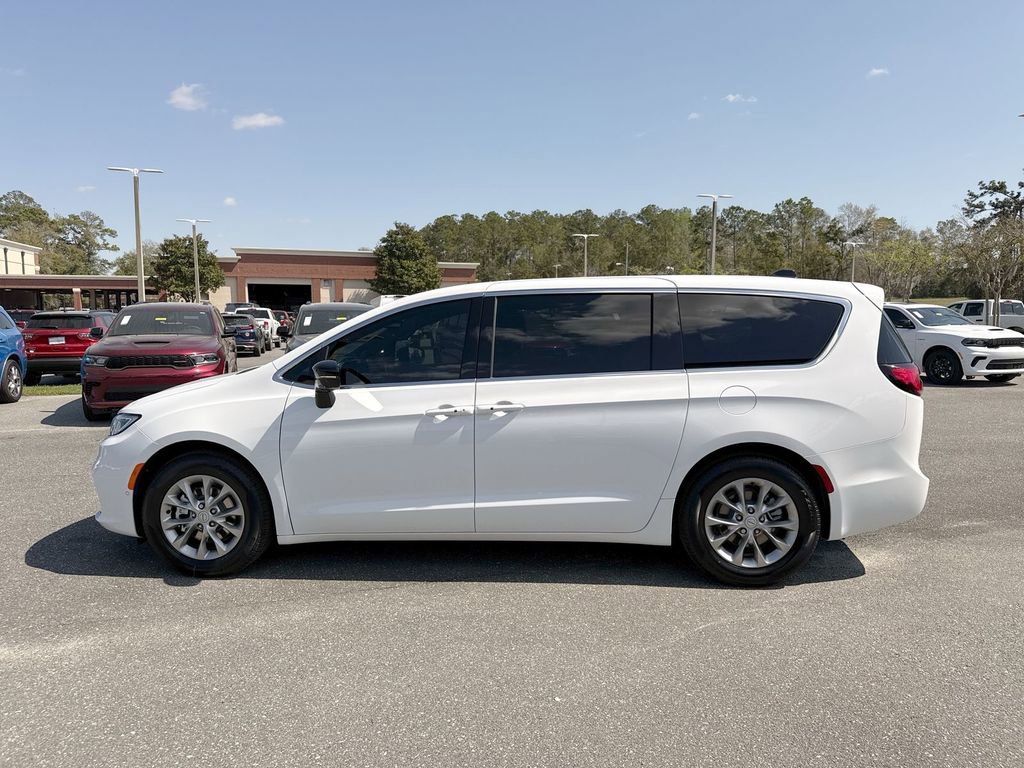 New 2026 Chrysler Pacifica Limited w/ Trailer Tow Group FWD image 5