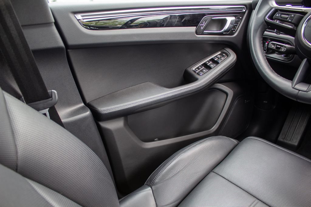 Used 2025 Porsche Macan AWD/4WD image 19