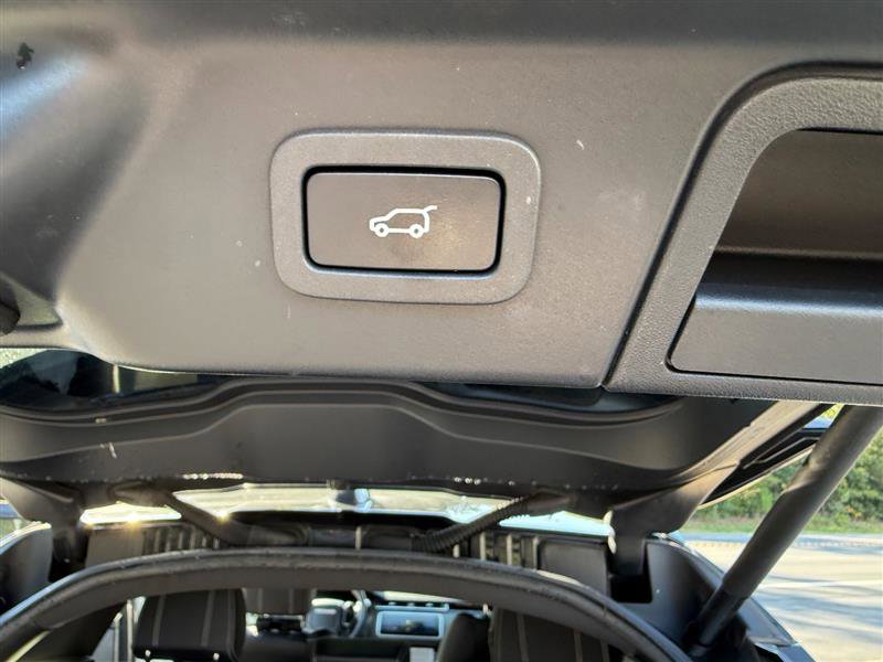 Used 2018 Land Rover Range Rover Velar R-Dynamic SE image 16