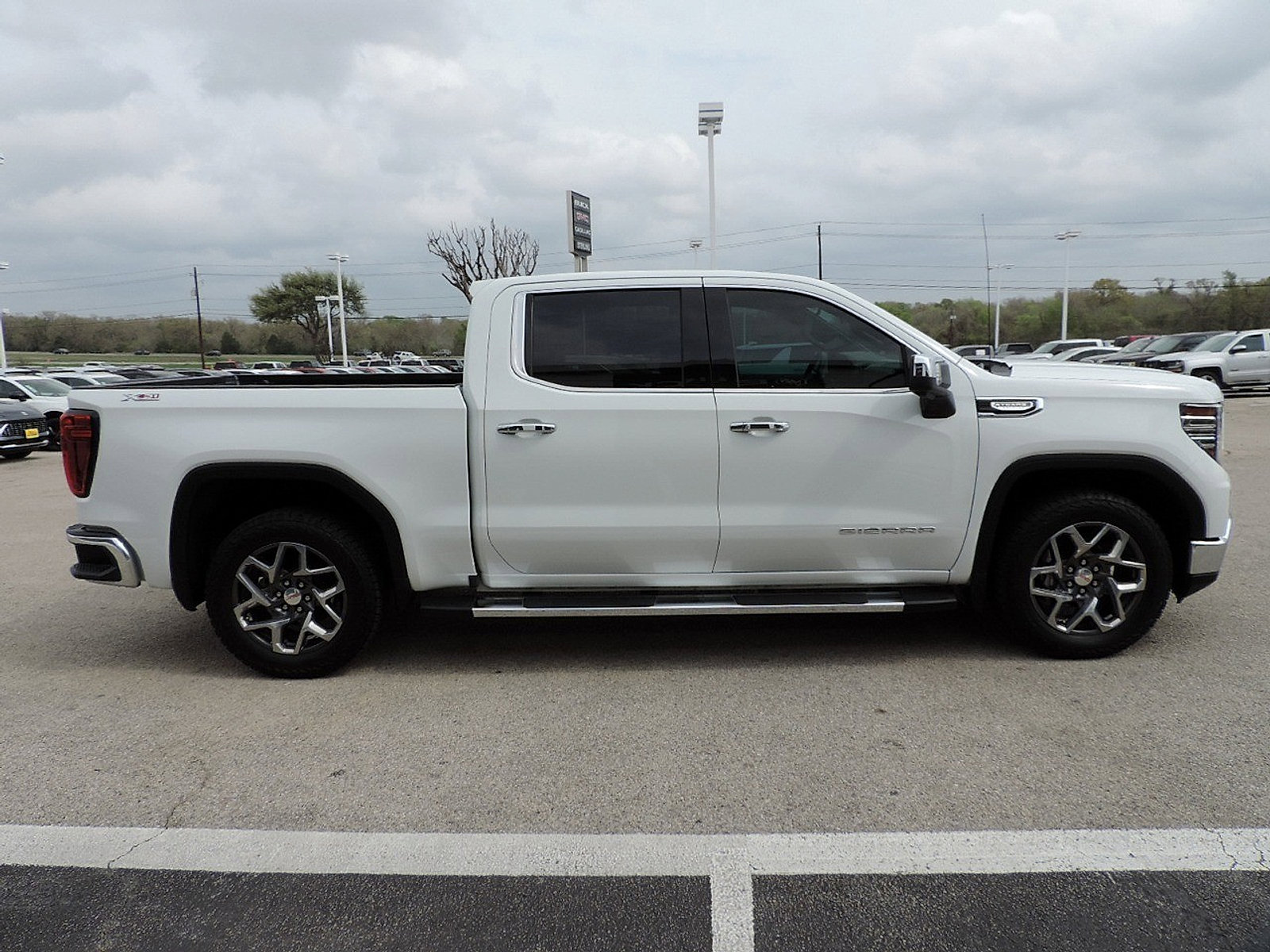 Certified 2023 GMC Sierra 1500 SLT image 4