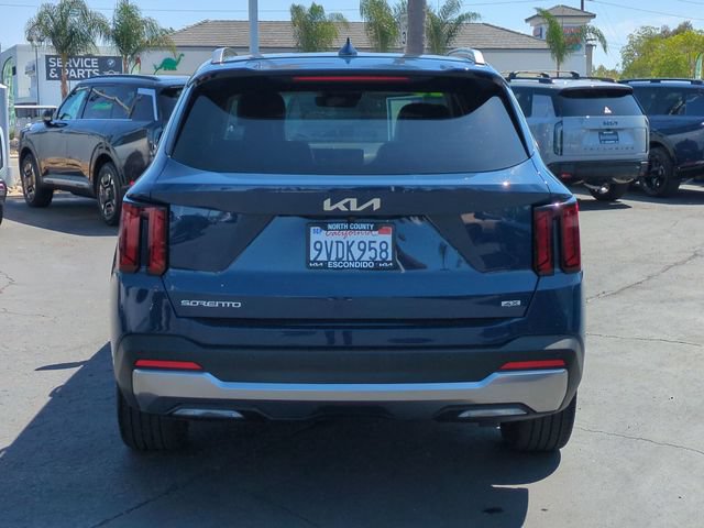 Certified 2025 Kia Sorento EX w/ Panoramic Sunroof Package AWD/4WD image 4