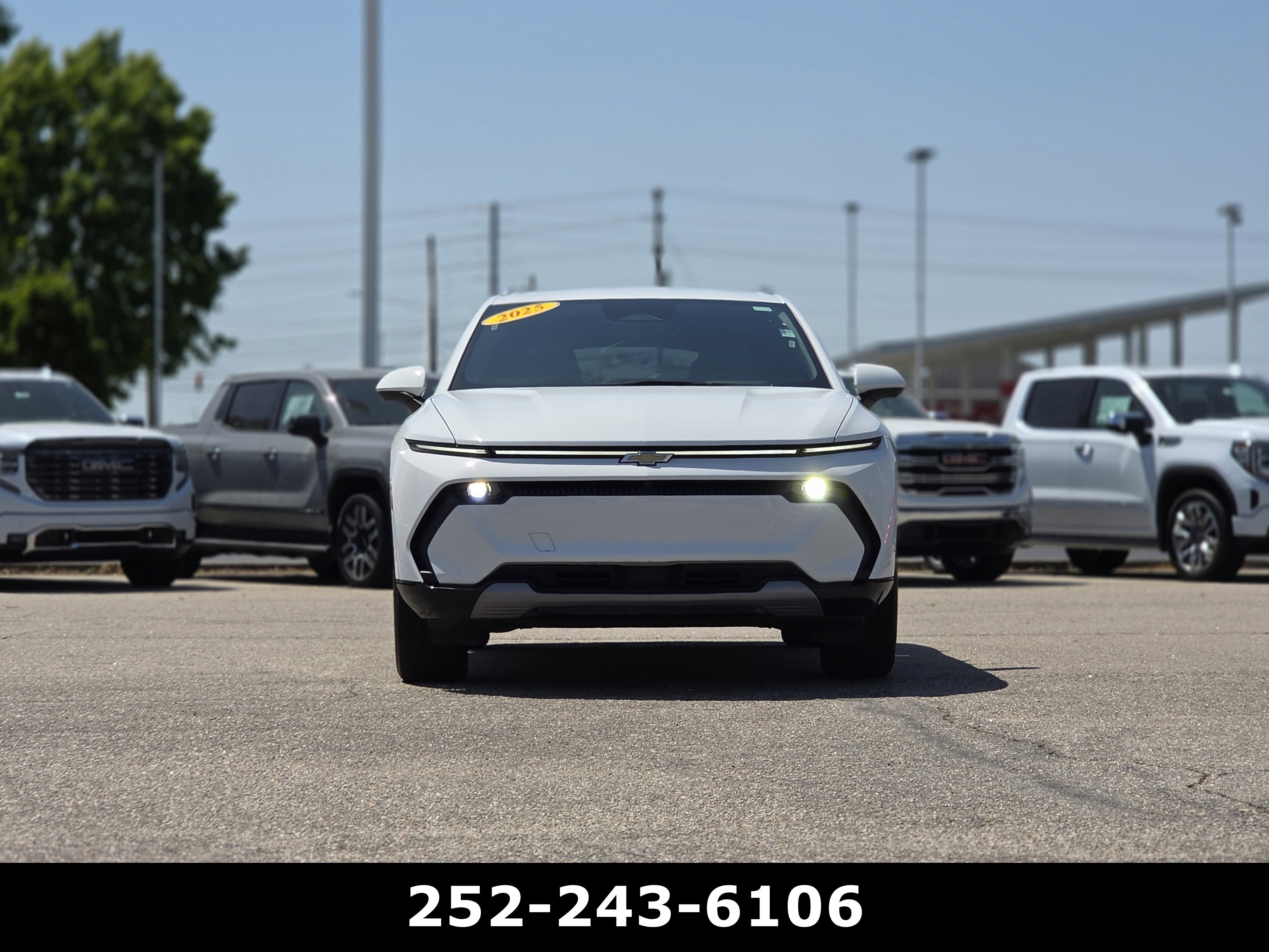 Used 2025 Chevrolet Equinox EV LT FWD image 2