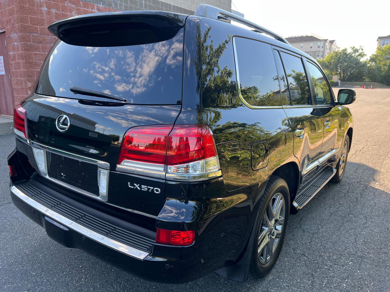 Used 2013 Lexus LX 570 4WD w/ Luxury Pkg image 6