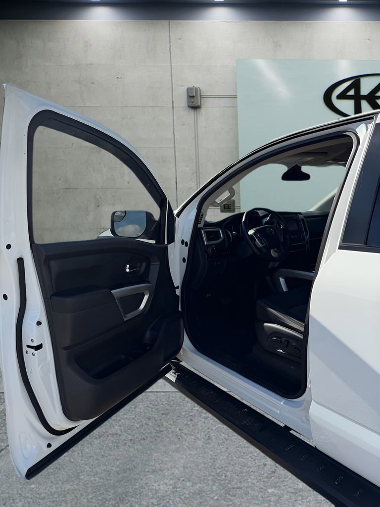 Used 2018 Nissan Titan SV w/ SV Convenience Package RWD image 10