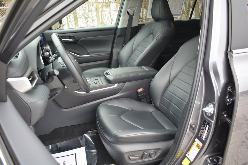 Used 2023 Toyota Highlander XLE image 10