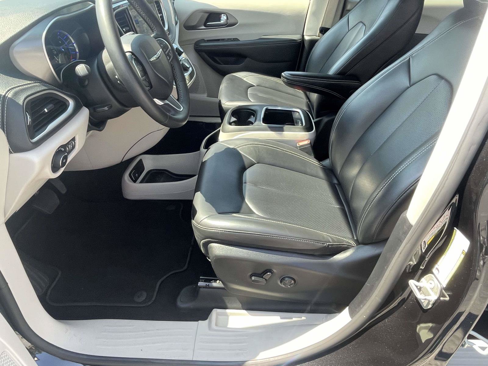 Used 2023 Chrysler Pacifica Touring-L FWD image 12