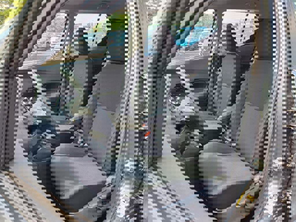 New 2025 Nissan Kicks Play S image 5