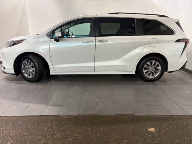 Used 2024 Toyota Sienna XLE FWD image 2