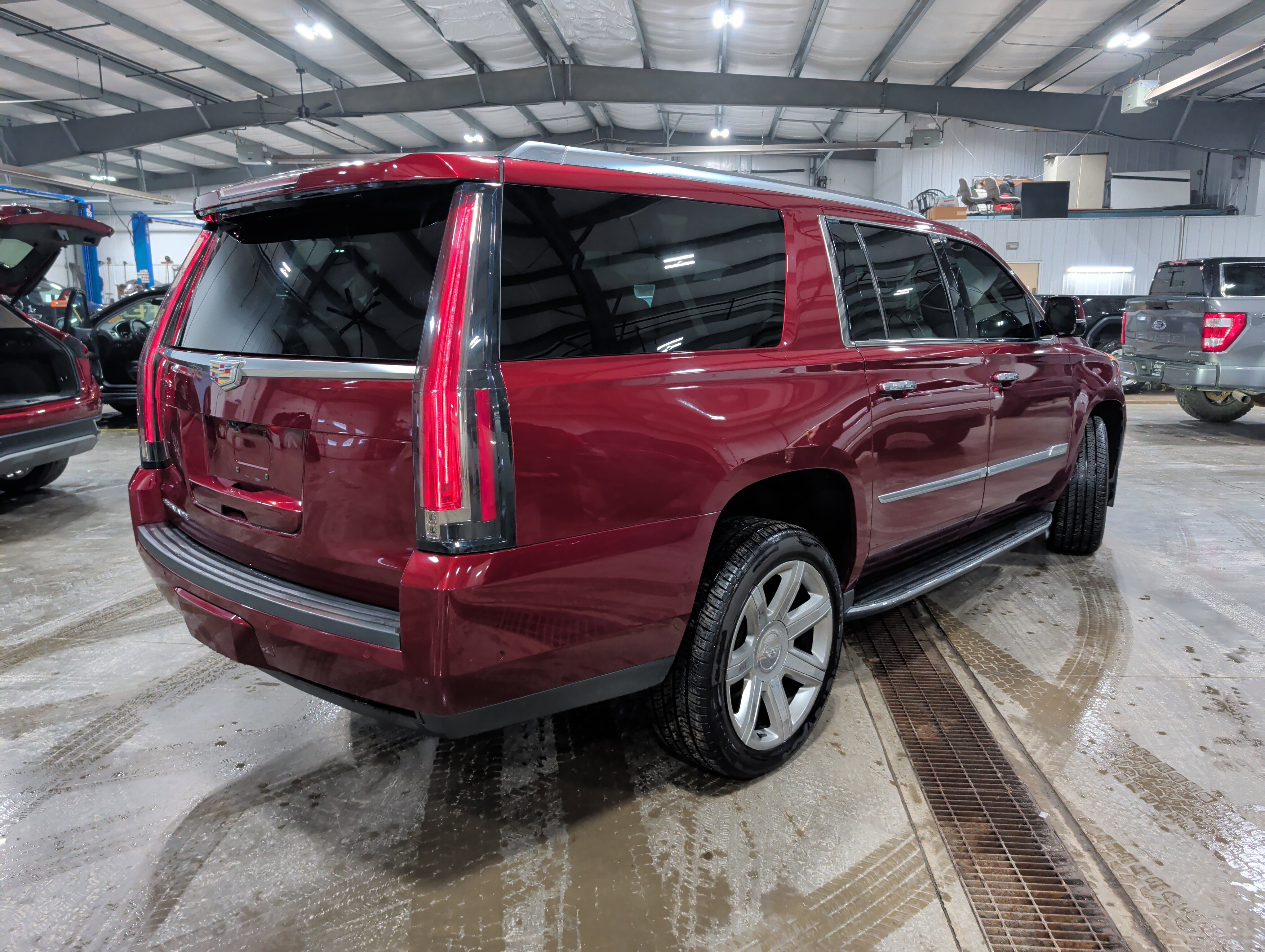 Used 2020 Cadillac Escalade ESV Luxury AWD/4WD image 3